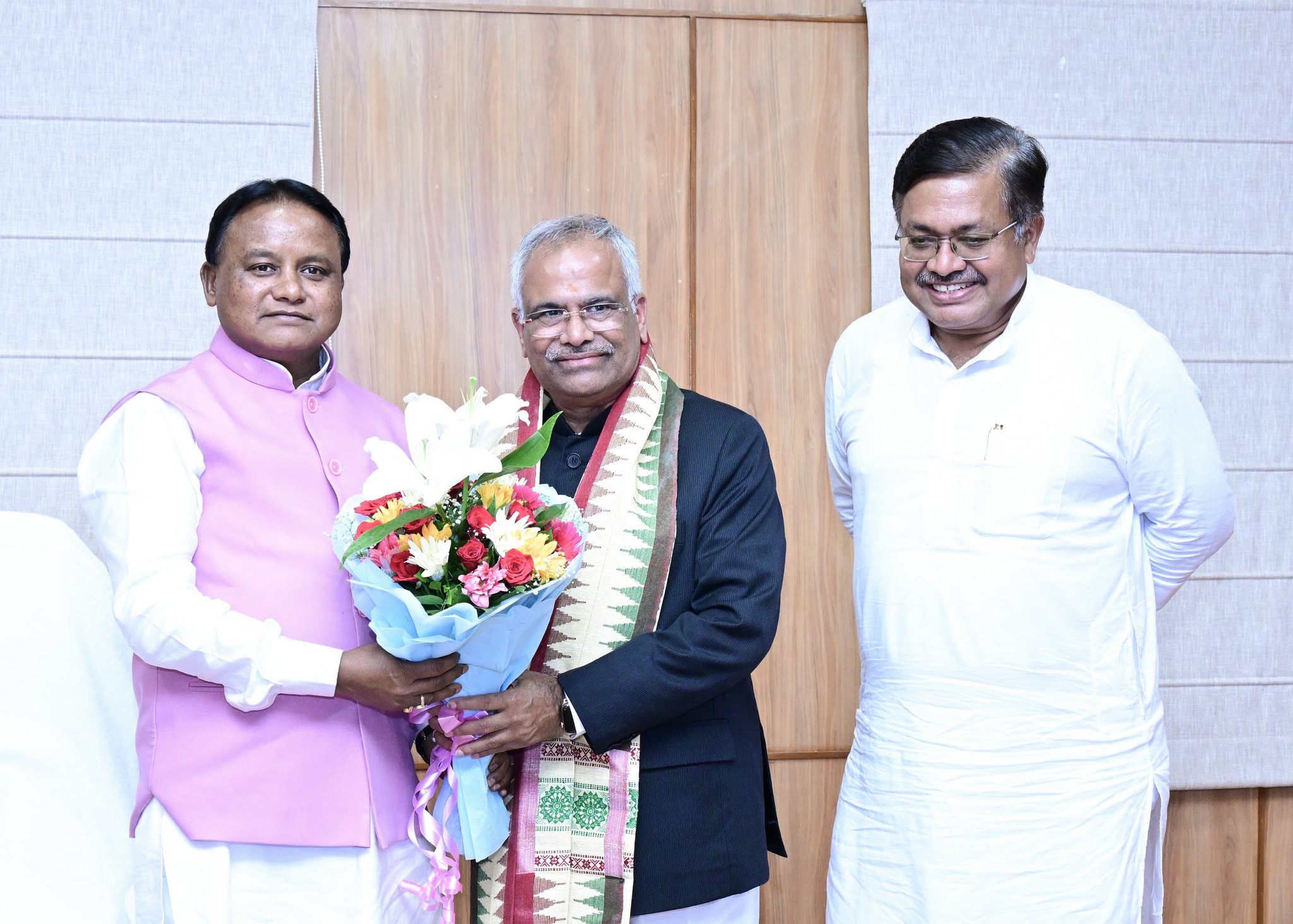 You are currently viewing ଦାୟିତ୍ବ ଗ୍ରହଣ କରିବା ପରେ ରାଜ୍ୟ ଆଡ୍‌ଭୋକେଟ୍ ମୁଖ୍ୟମନ୍ତ୍ରୀଙ୍କୁ ସାକ୍ଷାତ କଲେ ।