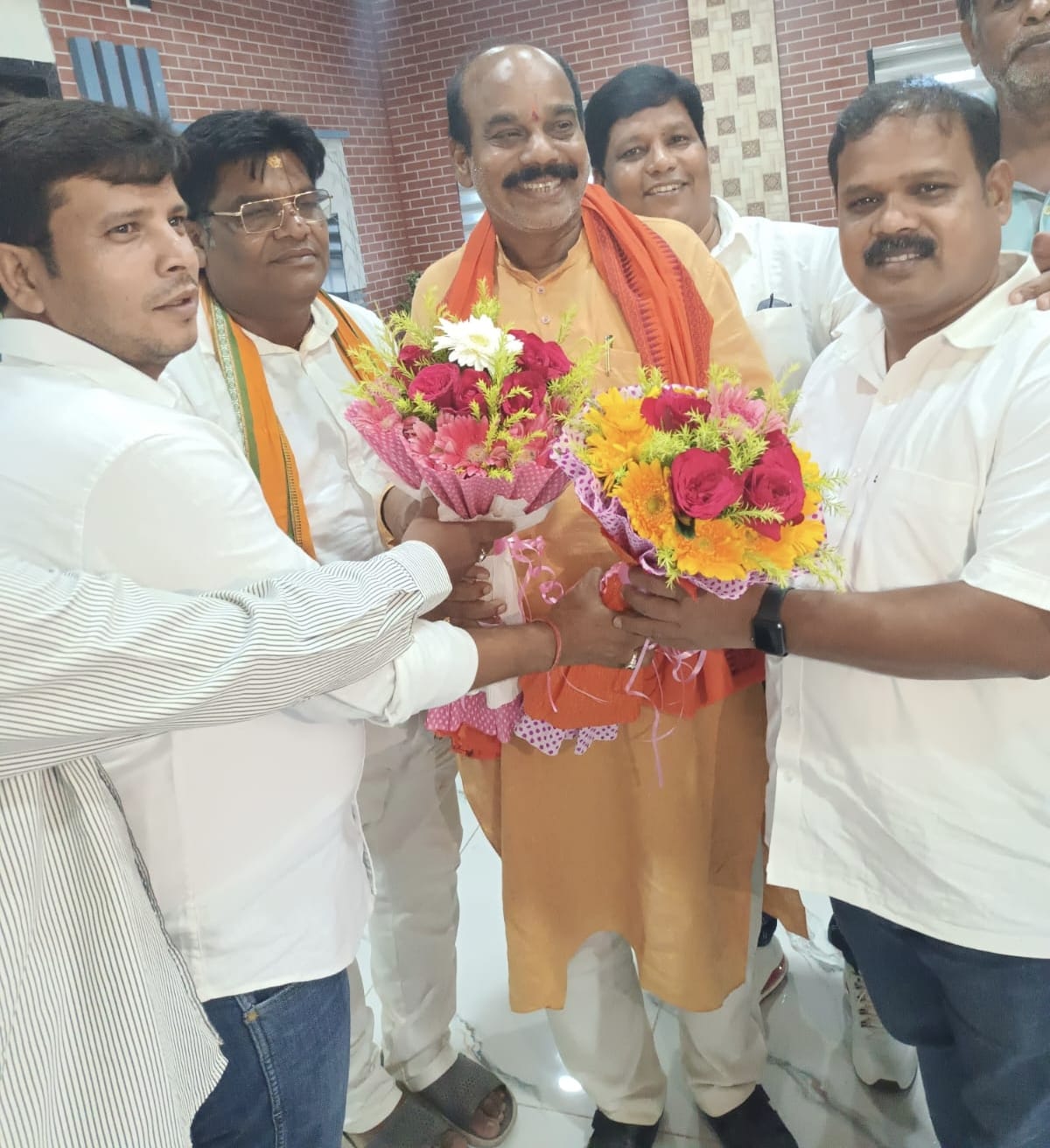 You are currently viewing ଛତ୍ରପୁର ଠାରେ ନବ ନିଯୁକ୍ତ କନିଷ୍ଟ ସହାୟକଙ୍କୁ ନିଯୁକ୍ତି ପତ୍ର ବଣ୍ଟନ କାର୍ଯ୍ୟକ୍ରମ, ଯୋଗଦେଲେ କବିସୂର୍ଯ୍ୟନଗର ବିଧାୟକ ପ୍ରତାପ ଚନ୍ଦ୍ର ନାୟକ