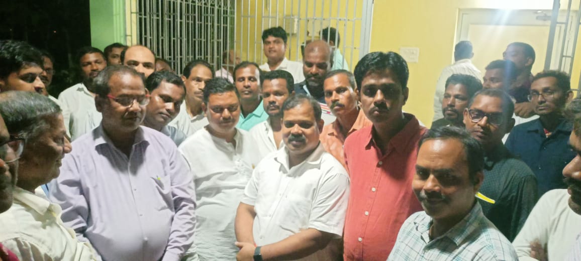 You are currently viewing ପୂର୍ତ୍ତ ବିଭାଗ ବଙ୍ଗଳାରେ କବିସୂର୍ଯ୍ୟ ନଗର ନୂତନ ବିଧାୟକ ଙ୍କ 11ଗୋଟି ପଞ୍ଚାୟତ ର ଯେଇ ମାନଙ୍କ ସହ ରିଭ୍ୟୁ ମିଟିଙ୍ଗ ଅନୁଷ୍ଠିତ