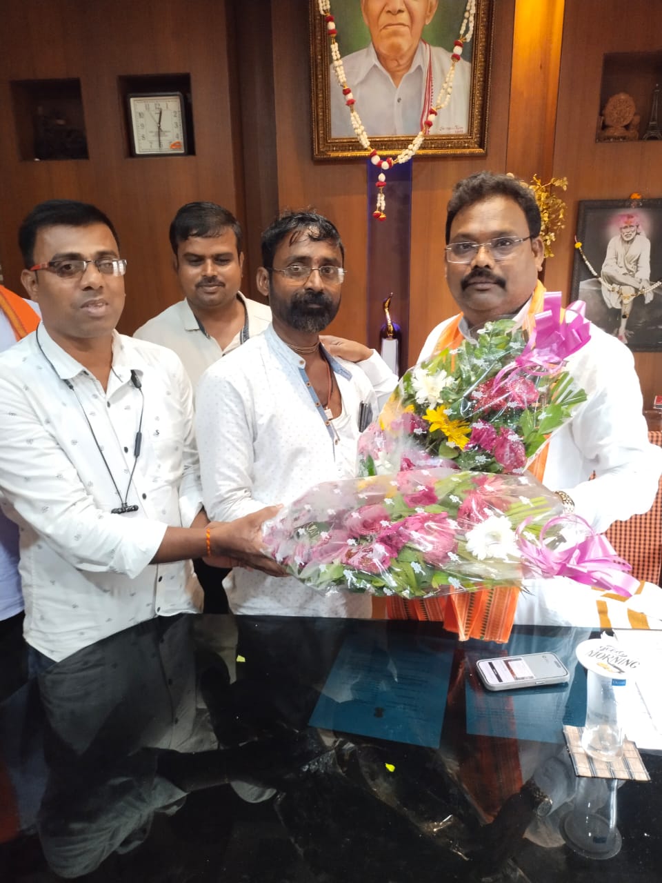 You are currently viewing ଷୋହଳ ଖଣ୍ଡ ଗୋପାଳ ସମାଜ ପକ୍ଷରୁ ମନ୍ତ୍ରୀଙ୍କୁ ସମର୍ଦ୍ଧନା