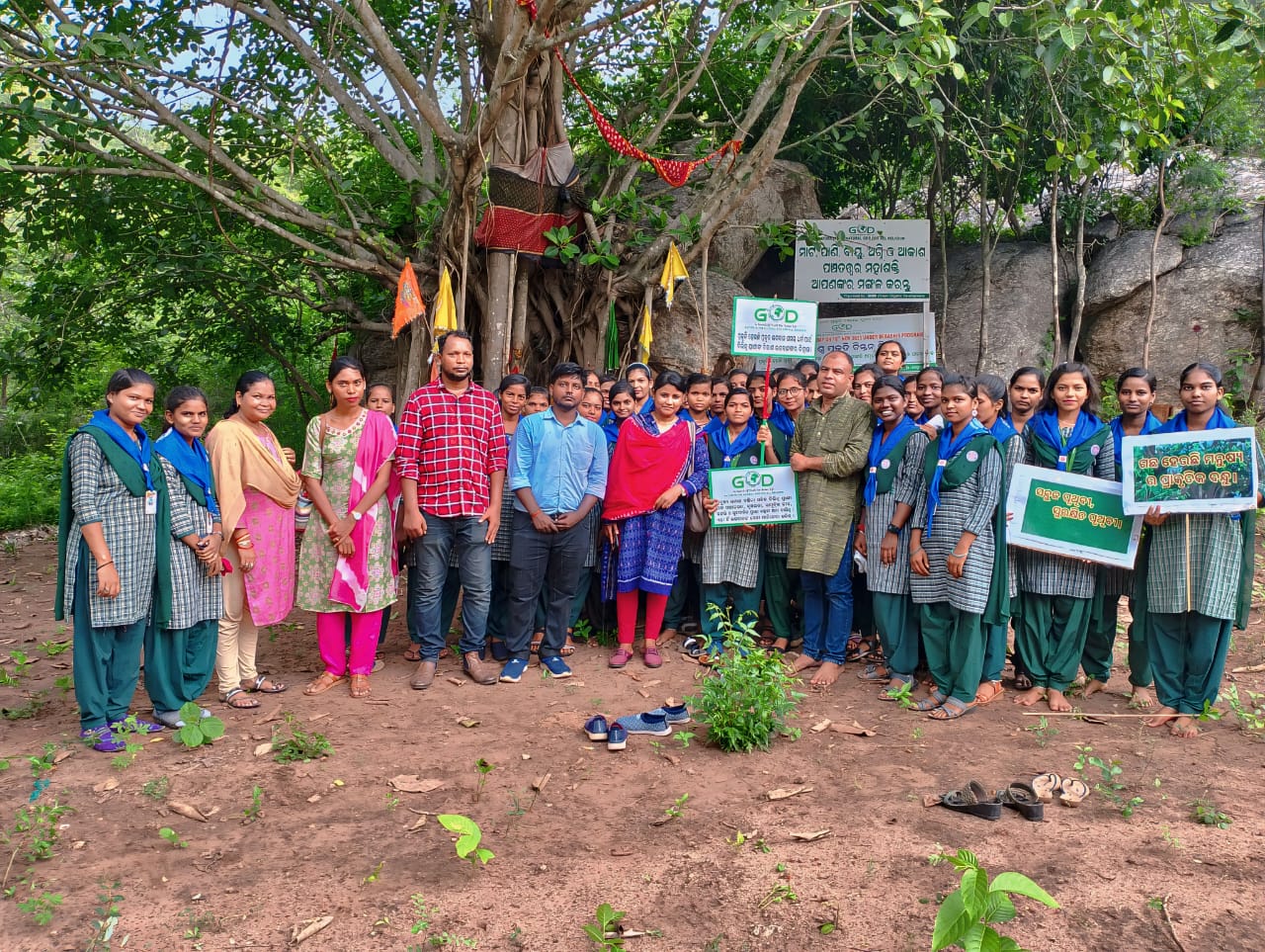 You are currently viewing ପକୃତିମାତାର ସୁରକ୍ଷା ପାଇଁ ଶପଥନେଲେ ମହିଳା ମହାବିଦ୍ୟାଳୟର ଛାତ୍ରୀ ଓ ଅଧ୍ୟାପିକା