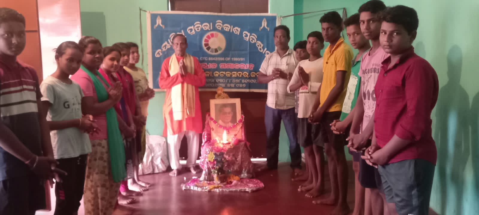 You are currently viewing ଦୟାନିଧି ପ୍ରତିଭା ବିକାଶ ପ୍ରତିଷ୍ଠାନ ପକ୍ଷରୁ ପଦ୍ମଶ୍ରୀ ମନୋରଞ୍ଜନ ଦାସଙ୍କୁ ଶ୍ରଦ୍ଧାଂଜଳି