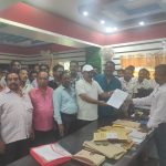 Read more about the article ପୁରୁଷୋତ୍ତମପୁର ବିଡ଼ିଓ ଙ୍କୁ ମୁଖ୍ୟମନ୍ତ୍ରୀ ବସ ସେବାମନ ମାନି ଉପରେ ଦାବିପତ୍ର ଦେଲେ ଘରୋଉ ବସ ମାଲିକ ସଙ୍ଘ,