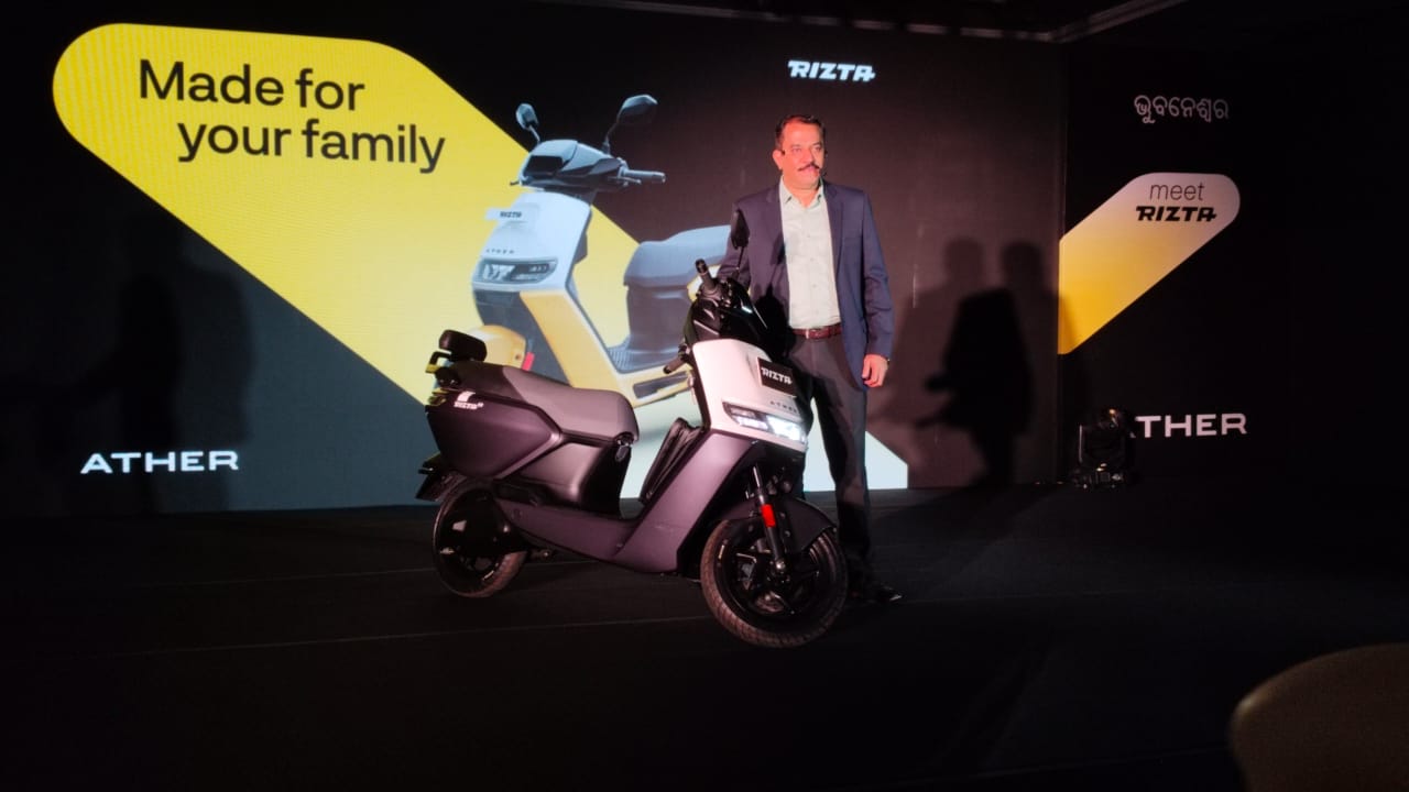 You are currently viewing ଭୁବନେଶ୍ଵରରେ ଏକ ମେଗା ଇଭେଟ୍‌ରେ ନିଜର ପ୍ରଥମ ଫ୍ୟାମିଲି ସ୍କୁଟର ରିଜ୍‌ଟାର ୪୦ ୟୁନିଟ୍ ଡେଲିଭର କରିଛି ଏଥର ଏନର୍ଜି