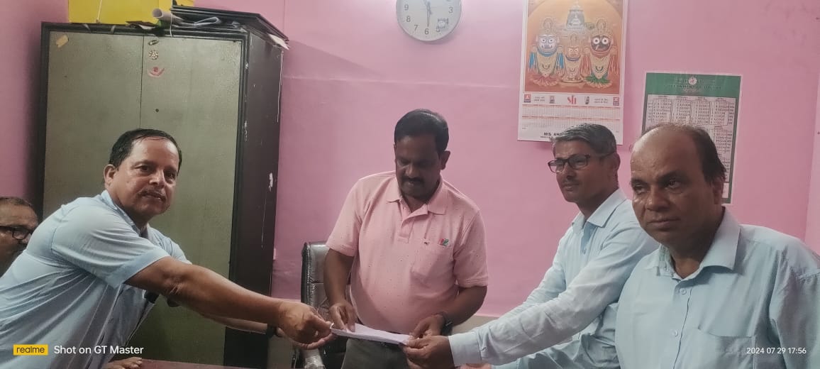 You are currently viewing ଶିକ୍ଷାବିଭାଗ କିରାଣୀଙ୍କ ବିରୋଧରେ ଶିକ୍ଷକସଂଘ ଦେଲେ ସ୍ମାରକପତ୍ର