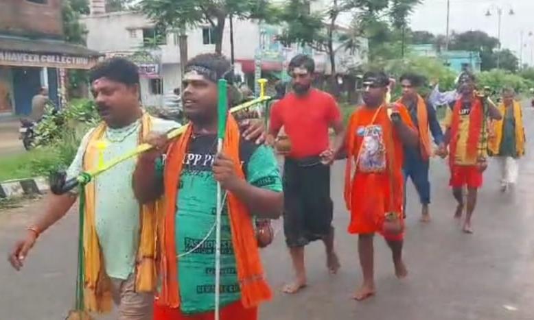 You are currently viewing ଶ୍ରୀ ଜଗନ୍ନାଥ ଚାରିଟେବୁଲ ଟ୍ରଷ୍ଟ ପକ୍ଷରୁ ନିଆରା ସେବା : ଜଳାଭିଷେକ ଲାଗି ଦୃଷ୍ଟିହୀନଙ୍କୁ ସହାୟତା ।