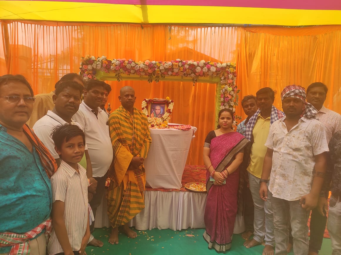 You are currently viewing ପରୋପକାରୀ ମହିଳା ଶଶୀ ମହାଙ୍କୁଡ ଙ୍କ ଦ୍ୱାଦଶାହ ଦିବସ ରେ ସ୍ମୃତି ଚାରଣ କଲେ ଉପସ୍ଥିତ ବ୍ୟକ୍ତି ମାନେ |