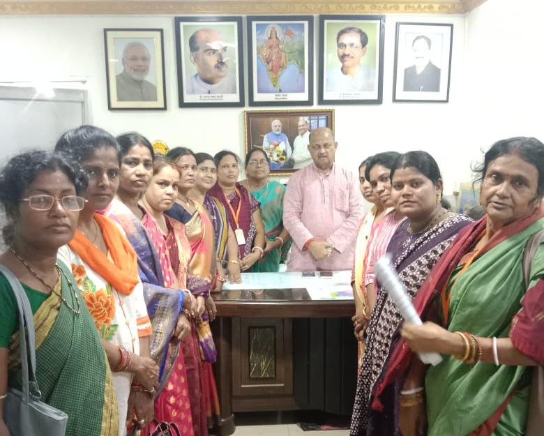 You are currently viewing ବିଜେପି ସଭାପତିଙ୍କ ସହ ଉଜ୍ଜଳା ପ୍ରତିନିଧିଙ୍କ ଆଲୋଚନା ।