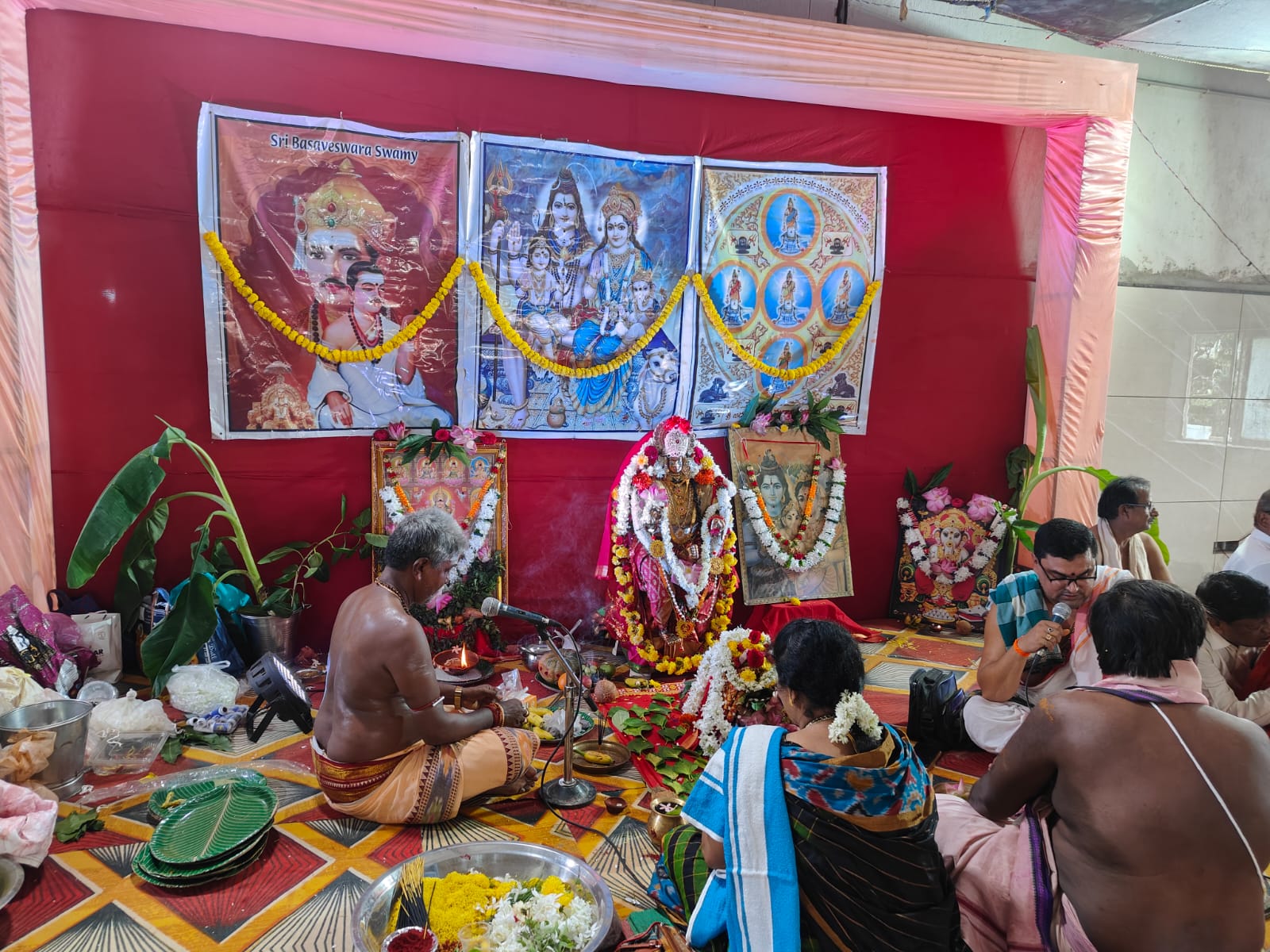 You are currently viewing ଶ୍ରୀ ଶ୍ରୀ କପିଳେଶ୍ୱର ମହାଦେବ ମନ୍ଦିରରେ ତେଲୁଗୁ ସଂପ୍ରଦାୟ ଭକ୍ତମାନଙ୍କ ଦ୍ବାରା ମହାଲକ୍ଷ୍ମୀଙ୍କ କୁଙ୍କୁମ ପୂଜା ଅନୁଷ୍ଠିତ ।