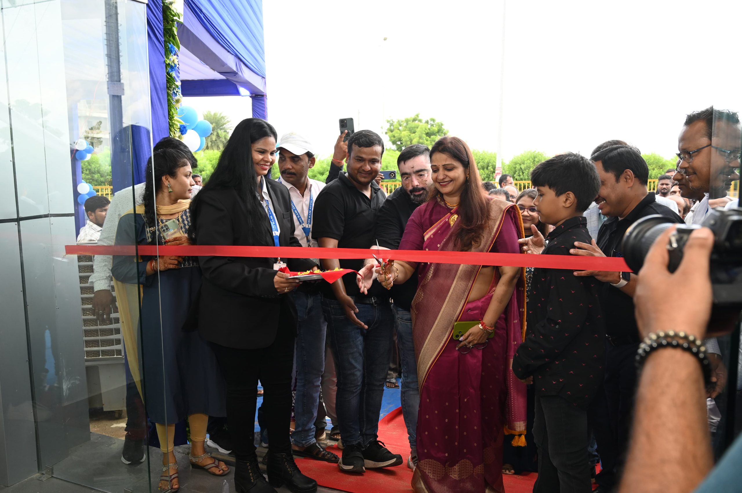 You are currently viewing ବଜାଜ ଅଟୋ ପକ୍ଷରୁ ବ୍ରହ୍ମପୁରର ଶ୍ରୀରାମ ଅଟୋରେ ନୂଆ ଇଲେକ୍ଟ୍ରିକ୍ ତିନିଚକିଆ ଯାନ ଉନ୍ମୋଚିତ‘ଟେକ୍ନୋଲୋଜି ନଈ, ଭରୋଷା ୱୋହି!’