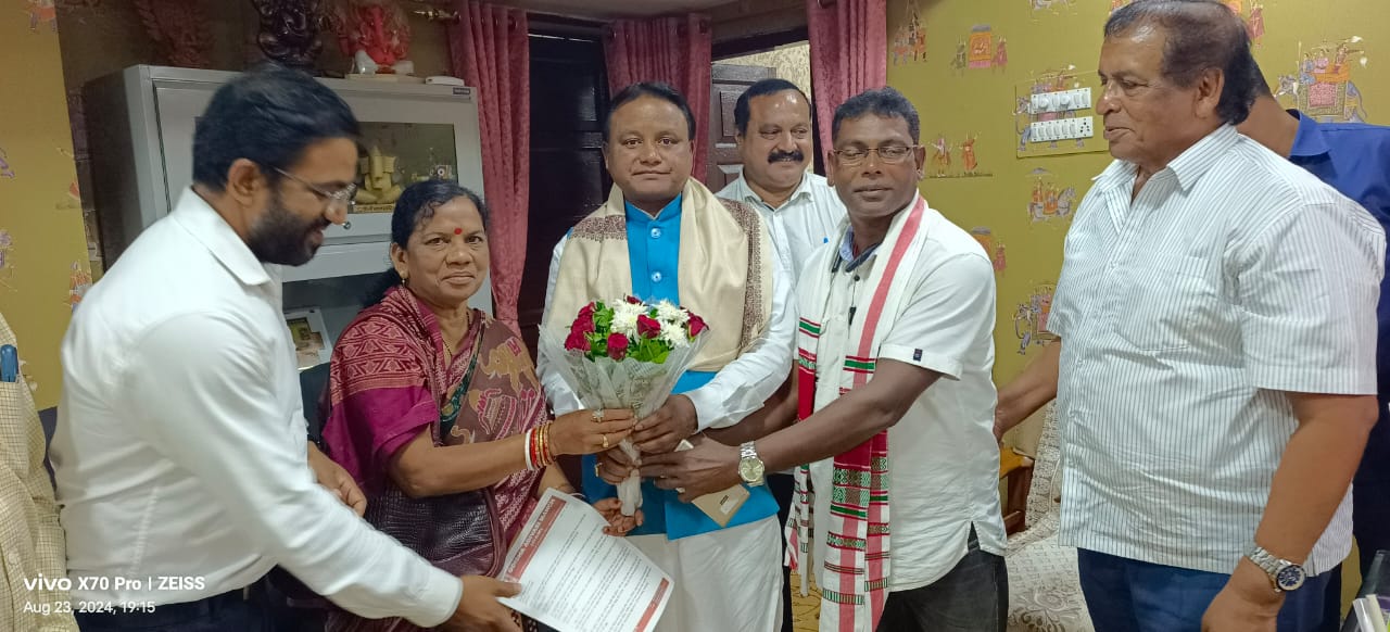 You are currently viewing ମୁଖ୍ୟମନ୍ତ୍ରୀ ମୋହନ ମାଝୀଙ୍କୁ ଭେଟିଲେ ଓଡ଼ିଶା ଆଦିବାସୀ ମଞ୍ଚ, ସ୍ଵେଚ୍ଛାସେବୀ ସଂଗଠନ ପ୍ରେମ୍‌‍, ଇଡ୍‌‍କୋର ପ୍ରତିନିଧି