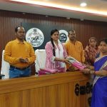 Read more about the article ପୁରୁଷୋତ୍ତମପୁର ଏନଏସିର ସ୍ୱାୟତ ଶାସନ ଉତ୍ସବ ଉପଲକ୍ଷେ ଏନଏସି କାର୍ଯ୍ୟରିତ ମହିଳା କର୍ମଚାରୀଙ୍କୁ ବସ୍ତ୍ର ବଣ୍ଟନ କଲେ ଅଧ୍ୟକ୍ଷା