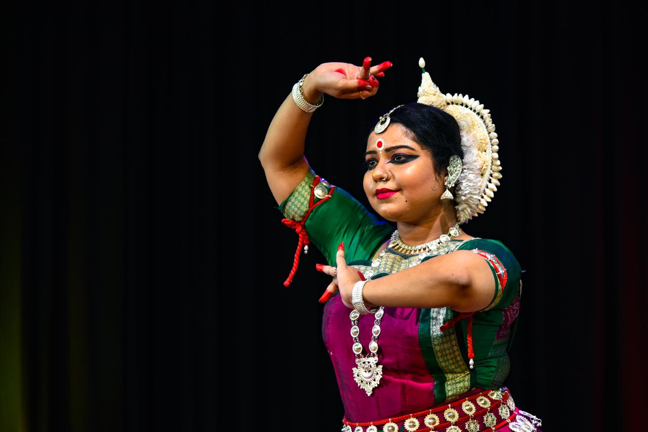 You are currently viewing दिल जीतने वाली नृत्यशिल्पी, मिलिए मशहूर ओडिसी नृत्यशिल्पी “श्रीया श्री पति” से।