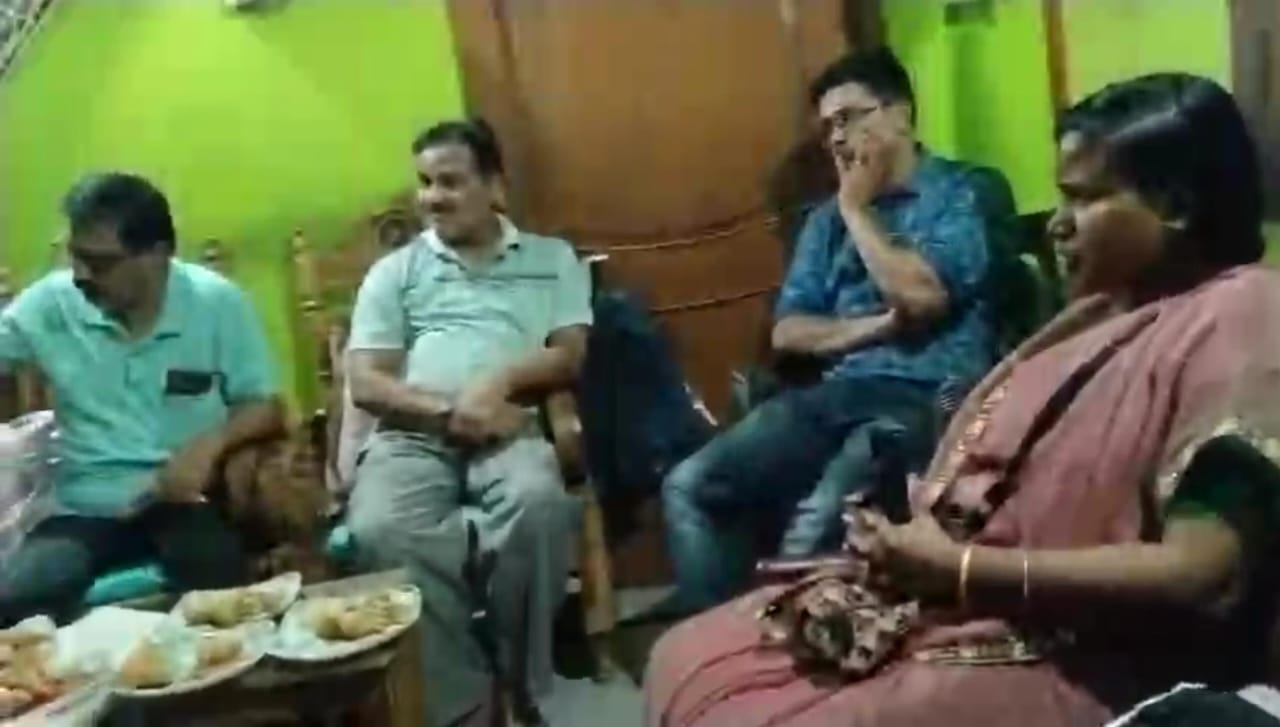 You are currently viewing ନ୍ୟାୟ ଦାବି କରି ଶଶୁର ଘର ଆଗରେ ବୋହୁର ଧାରଣା ଘଟଣା, ବୋହୁର ଧାରଣା ପ୍ରତ୍ୟାହୂତ l