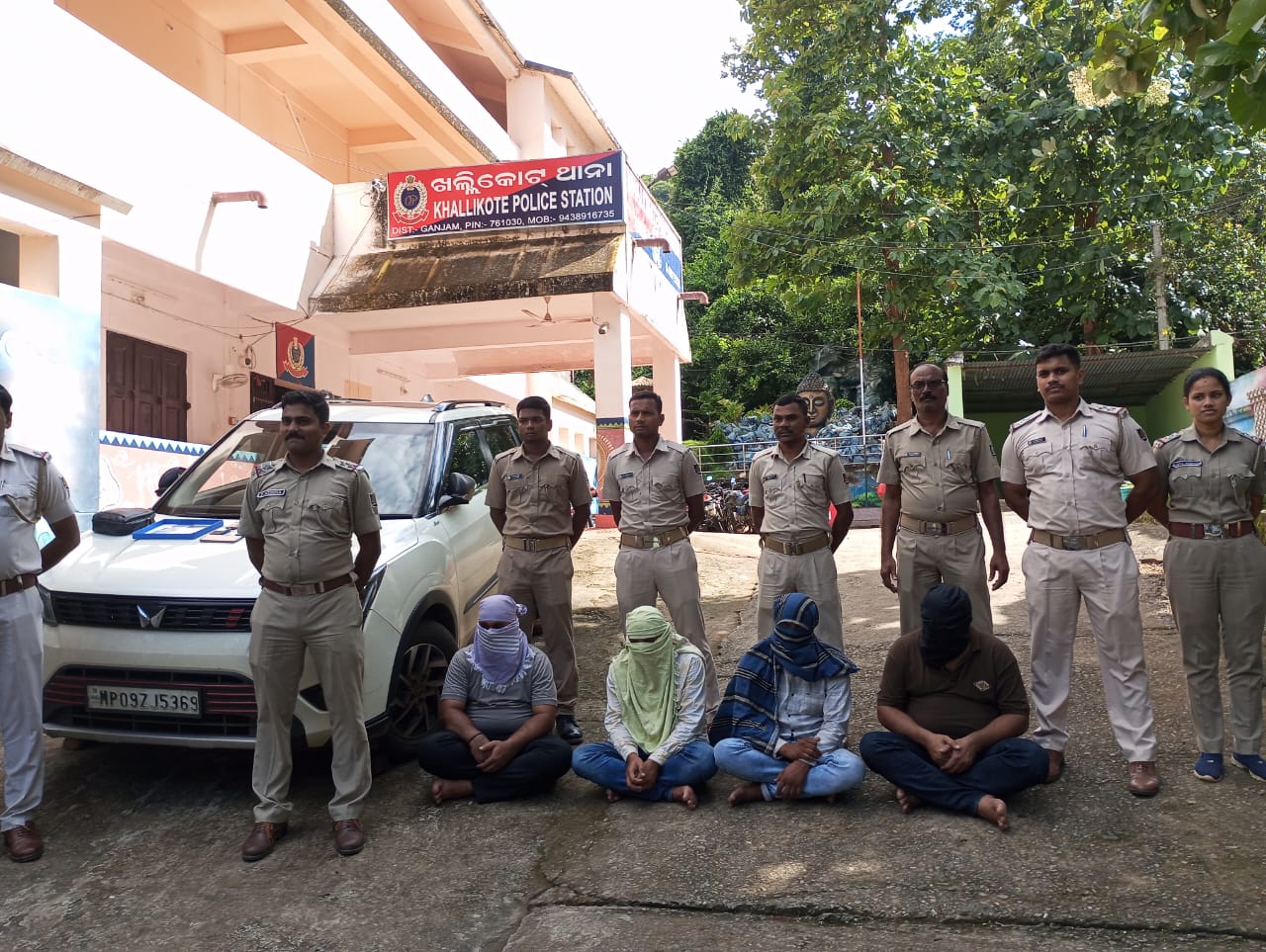 You are currently viewing ଯାତ୍ରୀବାହୀ ବସ ରୁ ରୁପା ଚୋରି କରୁଥିବା ଆନ୍ତଃ ରାଜ୍ୟ ଡକାୟତ ଗ୍ୟାଙ୍ଗ କୁ କାବୁ କରି ଜେଲ ପଠାଇଲା ଖଲ୍ଲିକୋଟ ପୋଲିସ