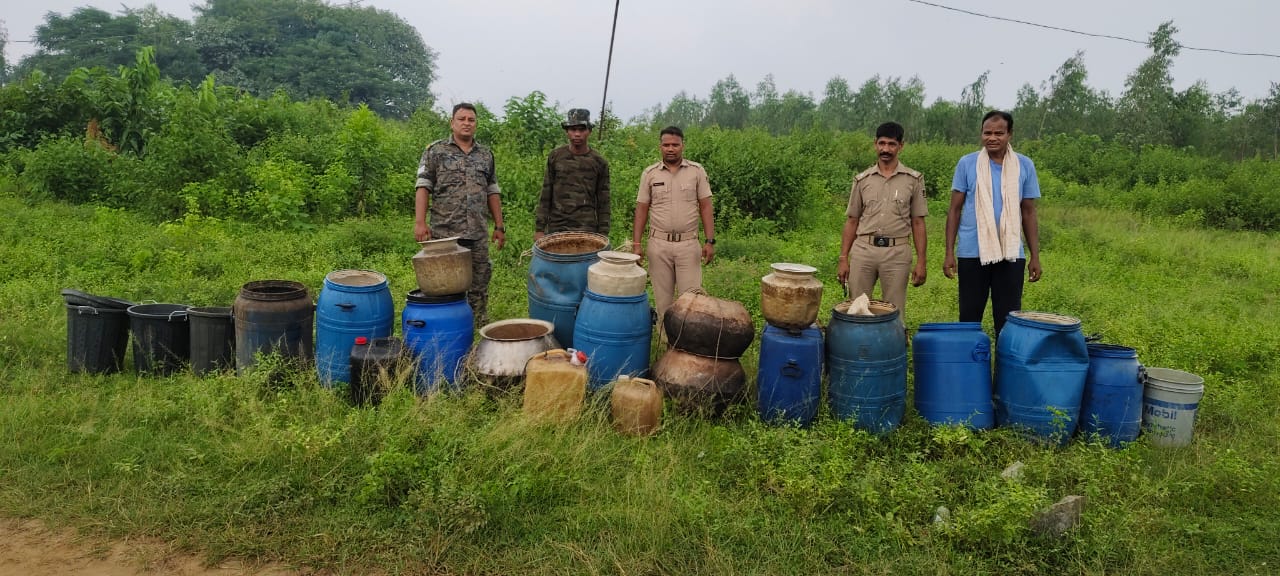 You are currently viewing ଅମ୍ବାଦଳା ପୋଲିସର ଚଢାଉ,ମହୁଲ ପୋଚ ଓ ଦେଶୀ ରନ୍ଧାମଦ ଜବତ।