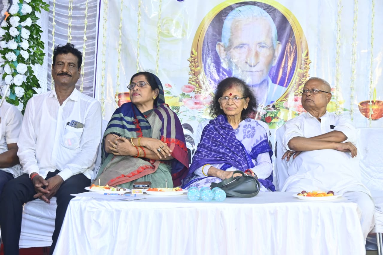 You are currently viewing ଜନ୍ମ ମାଟିରେ ମହା ନାୟକ ଚନ୍ଦ୍ରମଣି ସ୍ବାଇଁଙ୍କ ସ୍ମୃତି ଚାରଣ ଓ ଶ୍ରଦ୍ଧାଂଜଳି ଅର୍ପଣ