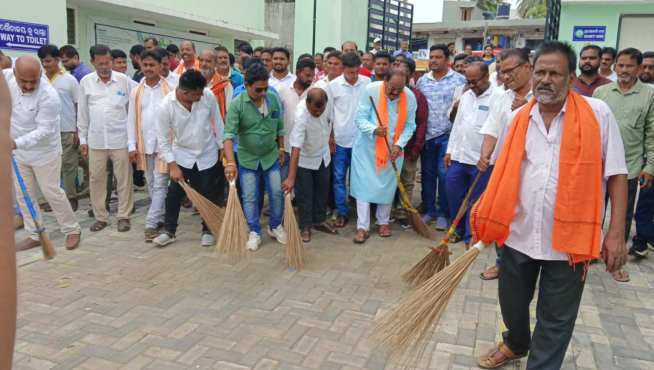 You are currently viewing ଖଲ୍ଲିକୋଟ ରେ ପବିତ୍ର ଗାନ୍ଧୀ ଜୟନ୍ତୀ ;ବିଜେଡି ର ଜନ ସମ୍ପର୍କ ପଦଯାତ୍ରା, ବିଜେପି ର ସ୍ୱଚ୍ଛତା ଦିବସ ପାଳନ