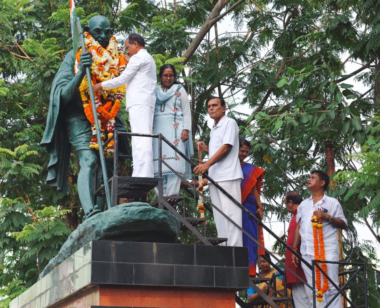 You are currently viewing ବ୍ରହ୍ମପୁର ଗାନ୍ଧୀନଗର ଛକ ଠାରେ “ସ୍ୱଚ୍ଛତା ହିଁ ସେବା” କାର୍ଯ୍ୟକ୍ରମ ଅନୁଷ୍ଠିତ ।