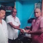 Read more about the article କଟକ ମୋଟର କର୍ମଚାରୀ ୟୁନିଅନ୍ ପକ୍ଷରୁ ସହାୟତା ପ୍ରଦାନ।