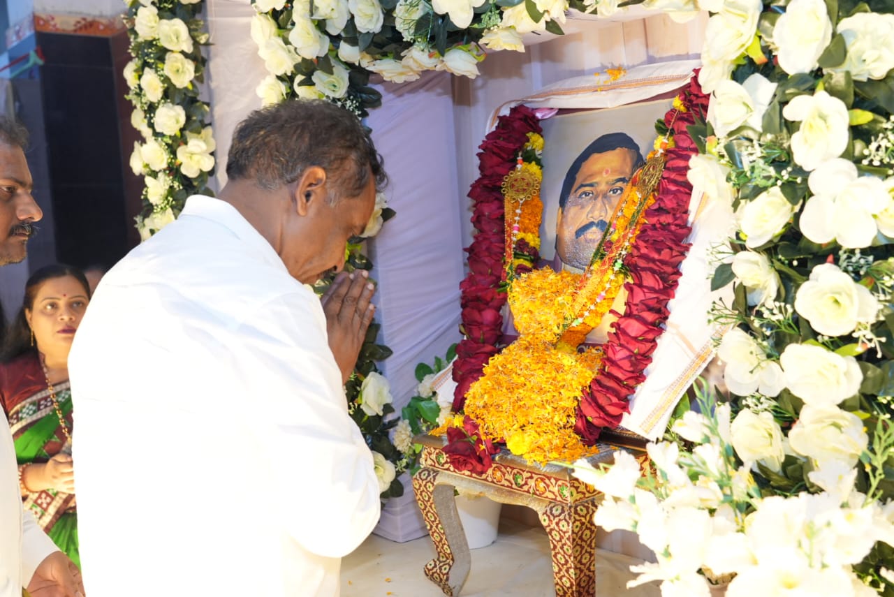 You are currently viewing ବିଶିଷ୍ଠ ରାଜନେତା ସ୍ବର୍ଗତ ସତୀଶ ପାତ୍ରଙ୍କ ପ୍ରଥମ ଶ୍ରାଦ୍ଧ ବାର୍ଷିକୀ ରେ ଯୋଗଦେଲେ ମନ୍ତ୍ରୀ ବିଭୁତି ଜେନା