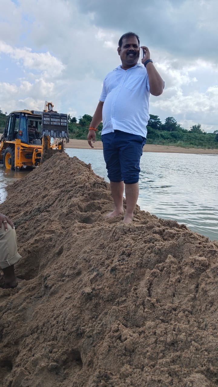 You are currently viewing 9 ଗୋଟି ପଞ୍ଚାୟତର ଚାଷୀଙ୍କ ସମସ୍ୟାକୁ ଶୁଣିକାର୍ଯ୍ୟରେ ଦେଖାଇଲେ କବିସୂର୍ଯ୍ୟ ନଗର ବିଧାୟକ |