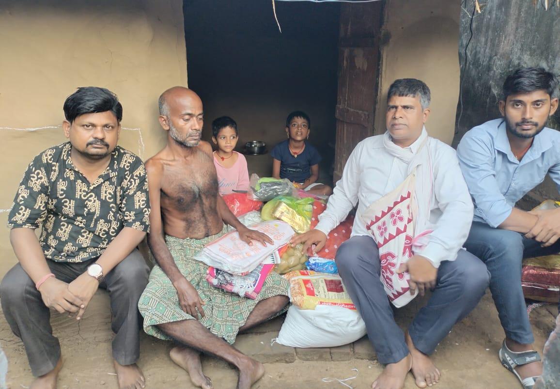 You are currently viewing ଅସହାୟ ,ରୋଗିଣା ପରିବାର ପାଖରେ କୁମାର ପୂର୍ଣ୍ଣିମା ଭାର ନେଇ ପହଞ୍ଚିଲେ ଶ୍ରୀ ଜଗନ୍ନାଥ ଟ୍ରଷ୍ଟର କର୍ମକର୍ତା ।