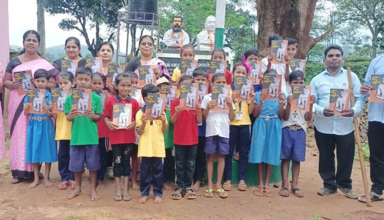 You are currently viewing ଶିକ୍ଷକଙ୍କ ଦ୍ୱାରା ବିଭିନ୍ନ ଶିକ୍ଷଣୀୟ ପୁସ୍ତକ ବଣ୍ଟନ