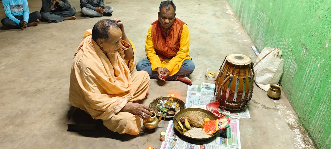 You are currently viewing କନ୍ଧମାଳ କଳା ବିକାଶ କେନ୍ଦ୍ର ପକ୍ଷରୁ ନାଟକ ” ଆହେ ନୀଳ ଶଇଳ” ଏବଂ “ଫୁଲ” ର ବହି ପୂଜନ କାର୍ଯ୍ୟକ୍ରମ ଅନୁଷ୍ଠିତ