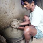 Read more about the article ବର୍ଷ ସାରା ମାଟି ରେ ମାଟି ହୋଇ କାମ କରନ୍ତି କୁମ୍ଭକାର ପରିବାର, ପୁରୁନି ପେଟ, ବିଶ୍ୱକର୍ମା ଯୋଜନା ବାଟବଣା