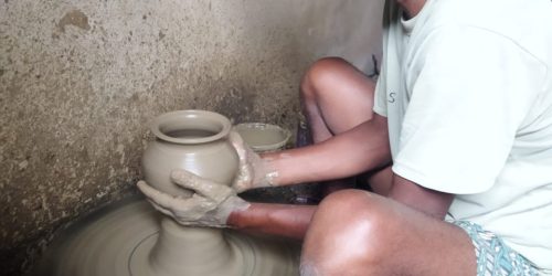 ବର୍ଷ ସାରା ମାଟି ରେ ମାଟି ହୋଇ କାମ କରନ୍ତି କୁମ୍ଭକାର ପରିବାର, ପୁରୁନି ପେଟ, ବିଶ୍ୱକର୍ମା ଯୋଜନା ବାଟବଣା