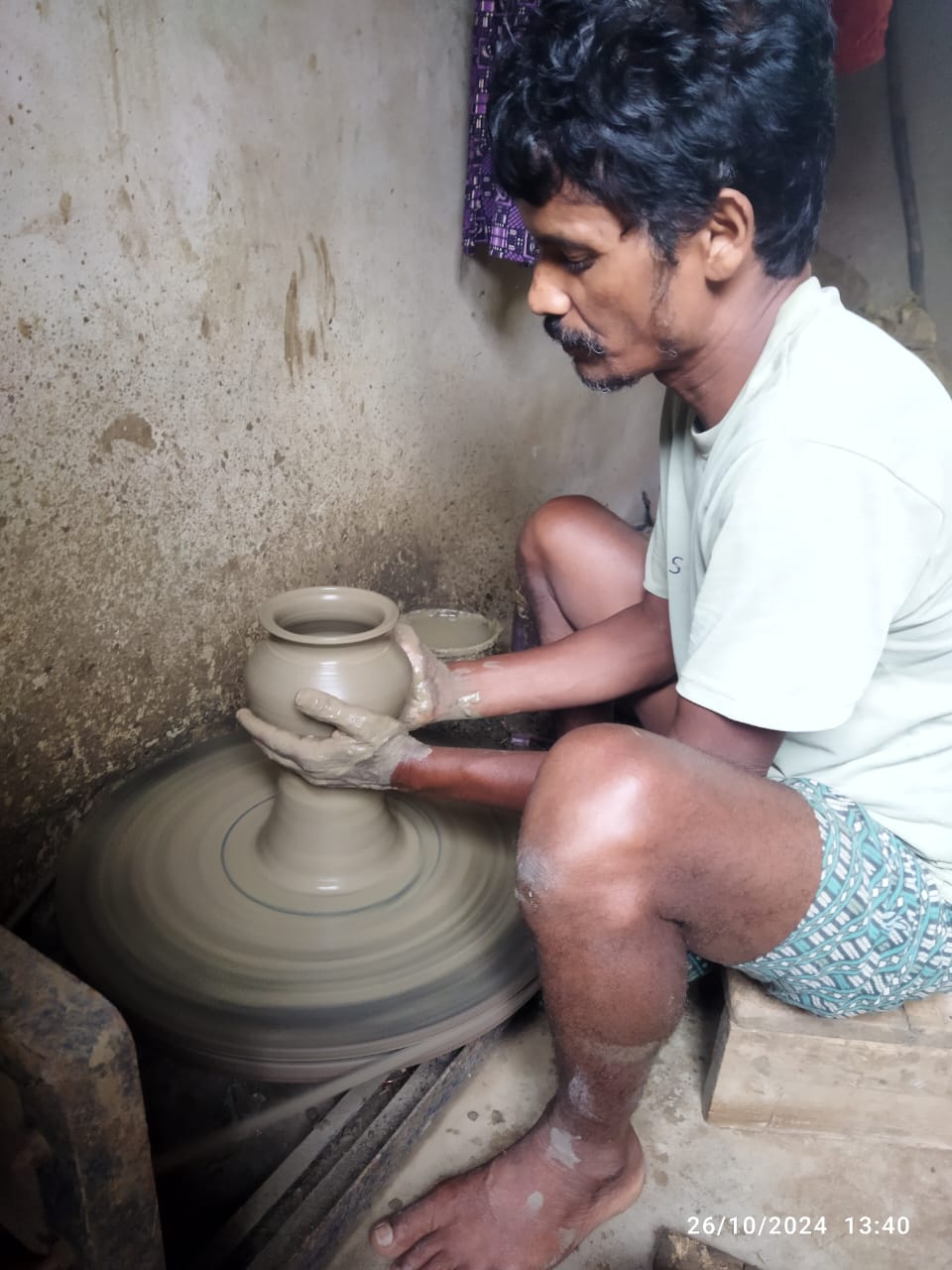 You are currently viewing ବର୍ଷ ସାରା ମାଟି ରେ ମାଟି ହୋଇ କାମ କରନ୍ତି କୁମ୍ଭକାର ପରିବାର, ପୁରୁନି ପେଟ, ବିଶ୍ୱକର୍ମା ଯୋଜନା ବାଟବଣା