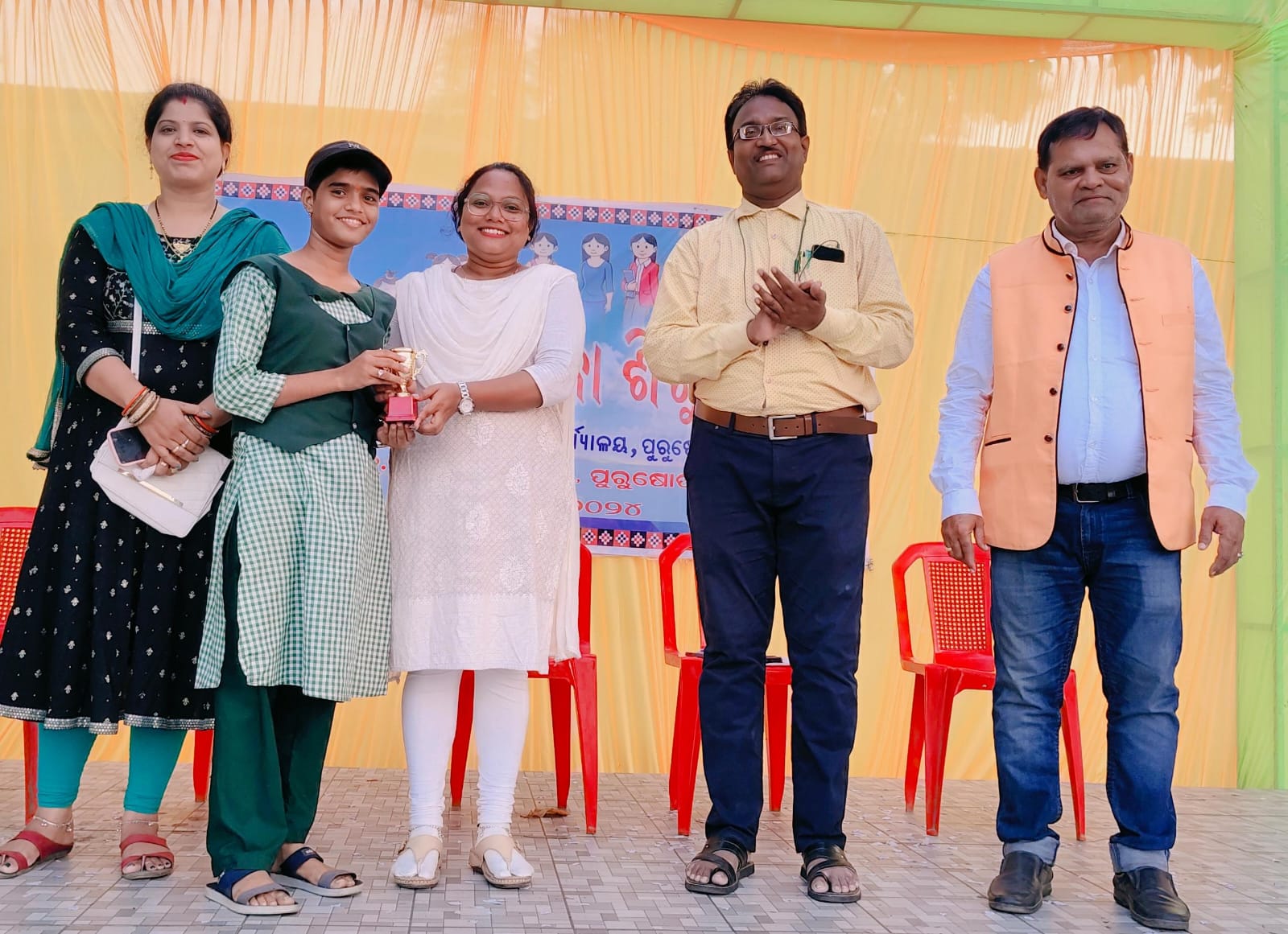 You are currently viewing ପୁରୁଷୋତ୍ତମ ପୁର ବ୍ଳକ ରେ “କଳା ଉତ୍ସବ ଓ ଆର୍ନ୍ତଜାତୀୟ ବାଳିକା ଶିଶୁ ମହୋତ୍ସବ” ଅନୁଷ୍ଠିତ