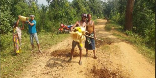 ଶୁଣିଲାନି ପ୍ରଶାସନ: ଶ୍ରମ ଓ ଅର୍ଥଦାନ କରି ରାସ୍ତା ମରାମତି କଲେ ଗ୍ରାମବାସୀ