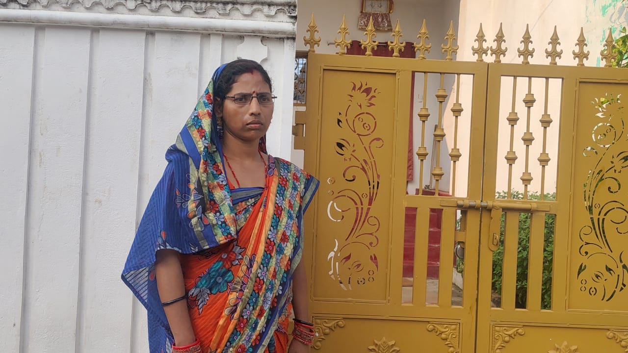 You are currently viewing ସ୍ବାମୀଙ୍କ ଘର ଆଗରେ ସ୍ତ୍ରୀ ଧାରଣା ଦେବା ଘଟଣା ପୁଣି ଥରେ ସାମ୍ନାକୁ ଆସିଛି।