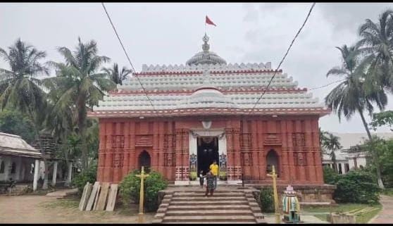 You are currently viewing ଖଲ୍ଲିକୋଟ ଶ୍ରୀଜଗନ୍ନାଥ ମନ୍ଦିର ଗୁମୁଟ ରୁ ଖସିଲା ଦେଢ଼ କିଲୋ ଓଜନ ର ପଥର ମନ୍ଦିର ସ୍ଥାୟୀତ୍ୱ ନେଇ ବୁଦ୍ଧିଜୀବୀ ମହଲ ଚିନ୍ତିତ ,