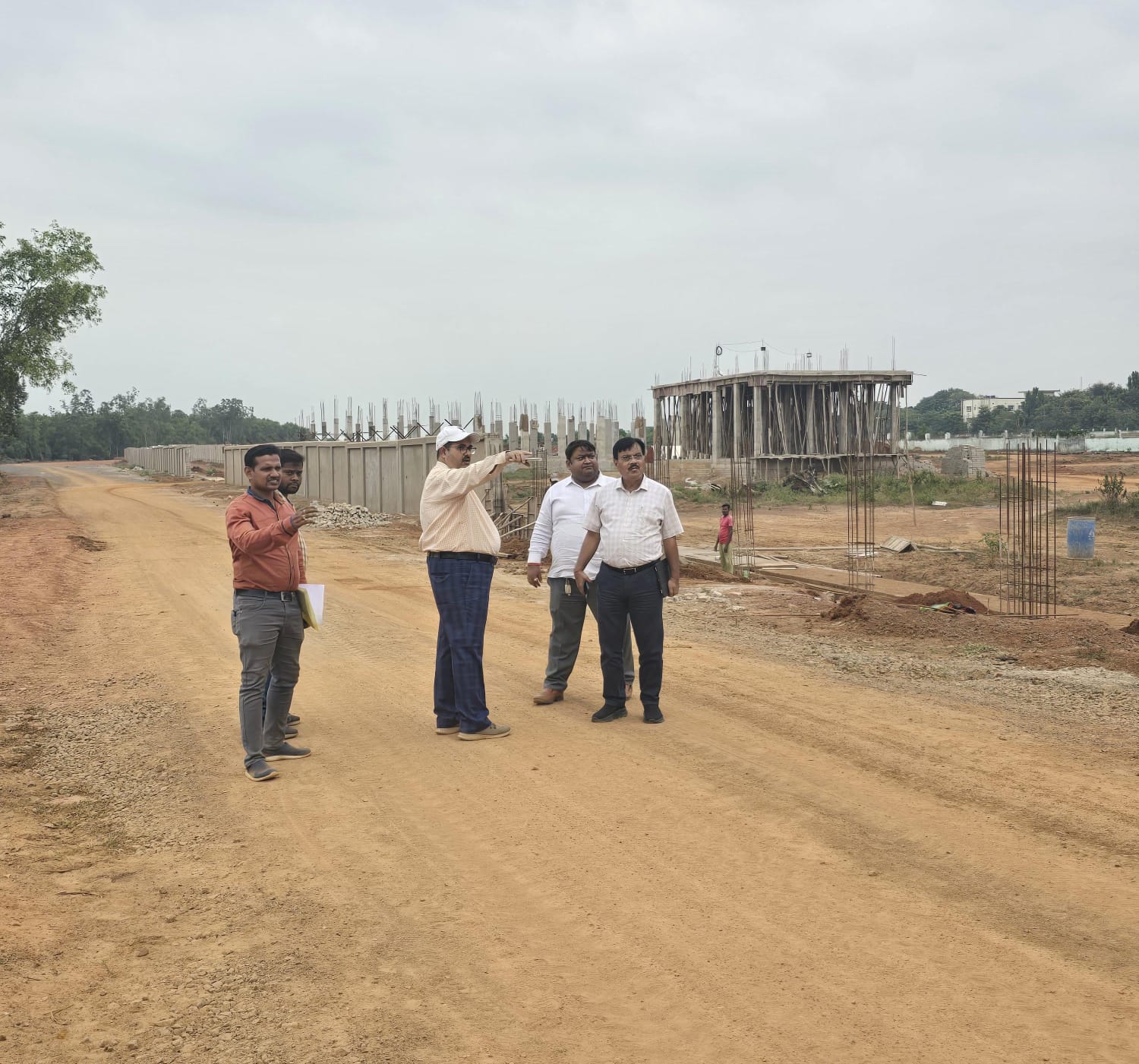 You are currently viewing ରଙ୍ଗେଇଲୁଣ୍ଡା ଏୟାରଷ୍ଟ୍ରିପ ସମ୍ପ୍ରସାରଣ କାମର ଅନୁଧ୍ୟାନ