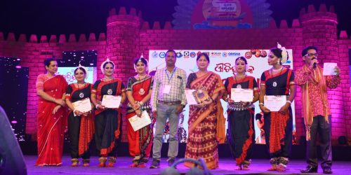 कलिंगायन त्योत्रिकम नर्तकी ने बालीयात्रा महोत्सव में जोशपूर्ण प्रदर्शन किया।