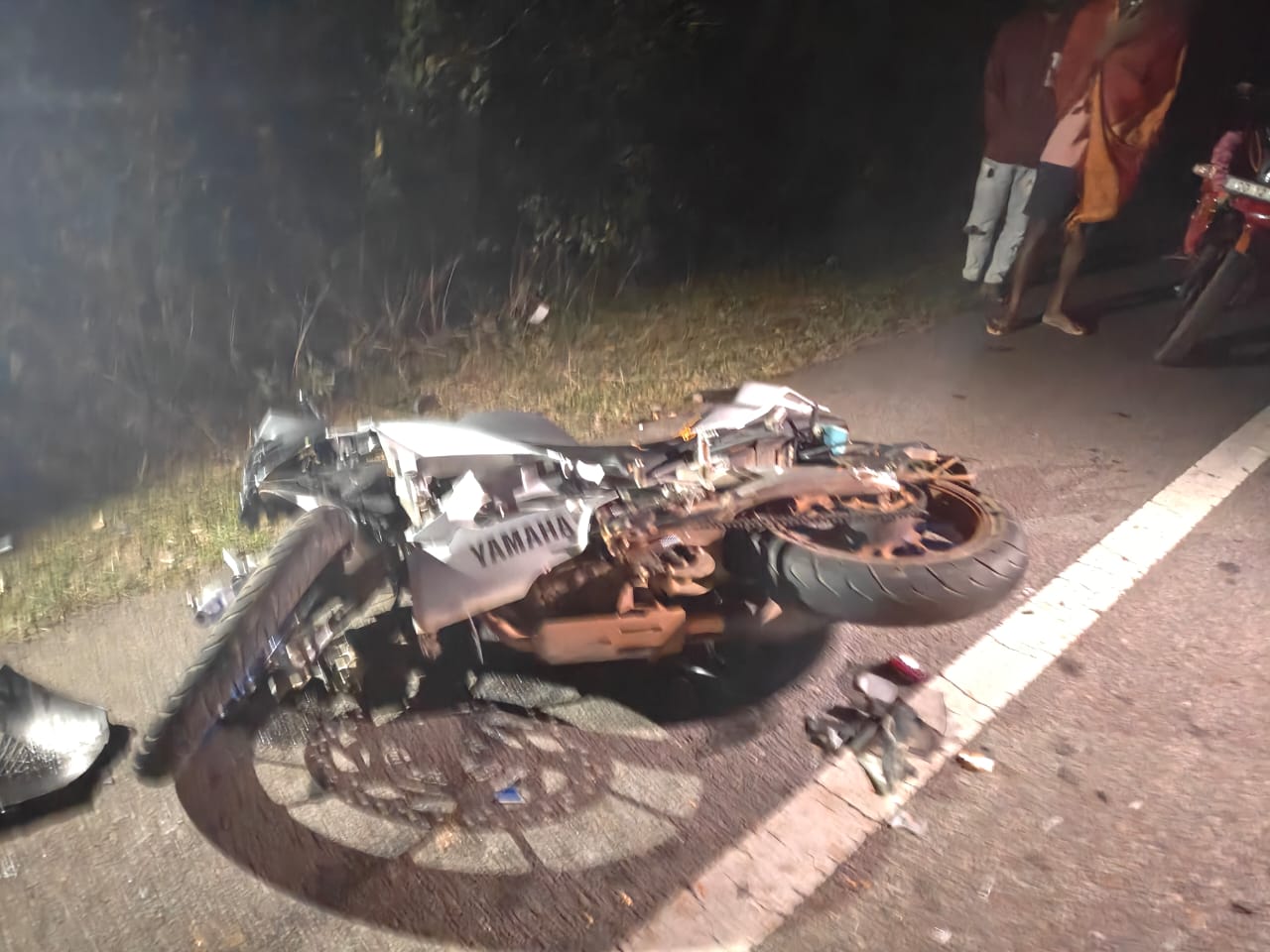 You are currently viewing ଦୁଇ ବାଇକ୍ ମୁହାଁମୁହିଁ ଧକ୍କା:ଟ୍ରକ ଚକା ତଳେ ପଡି ଜଣେ ମୃତ : ତିନି ଗୁରୁତର