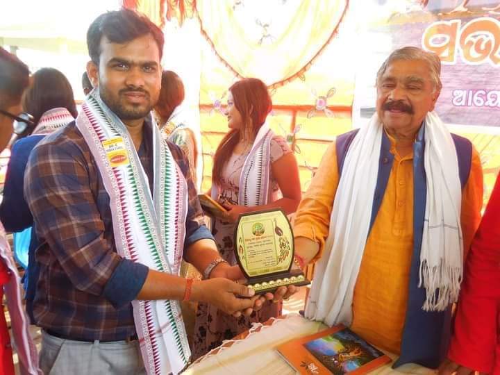 You are currently viewing ରକ୍ତଦାନ ସେବାରେ ଉଲ୍ଲେଖନୀୟ କୃତିତ୍ୱ ନେଇ ଅଧ୍ୟାପକ ରଞ୍ଜନ କୁମାର ମହାପାତ୍ରଙ୍କୁ ସମ୍ବର୍ଧନା ,