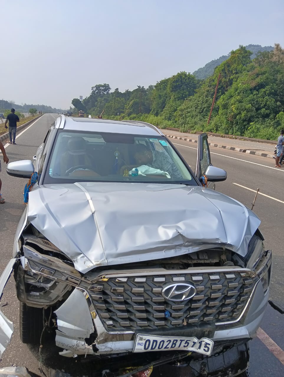 You are currently viewing ଯାତ୍ରୀବାହି ଅଟୋ କୁ ଧକ୍କା ଦେଲା ଖଲ୍ଲିକୋଟ ବିଧାୟକ ଙ୍କ ଗାଡି ଅଳ୍ପକେ ବର୍ତିଲେ ବିଧାୟକ