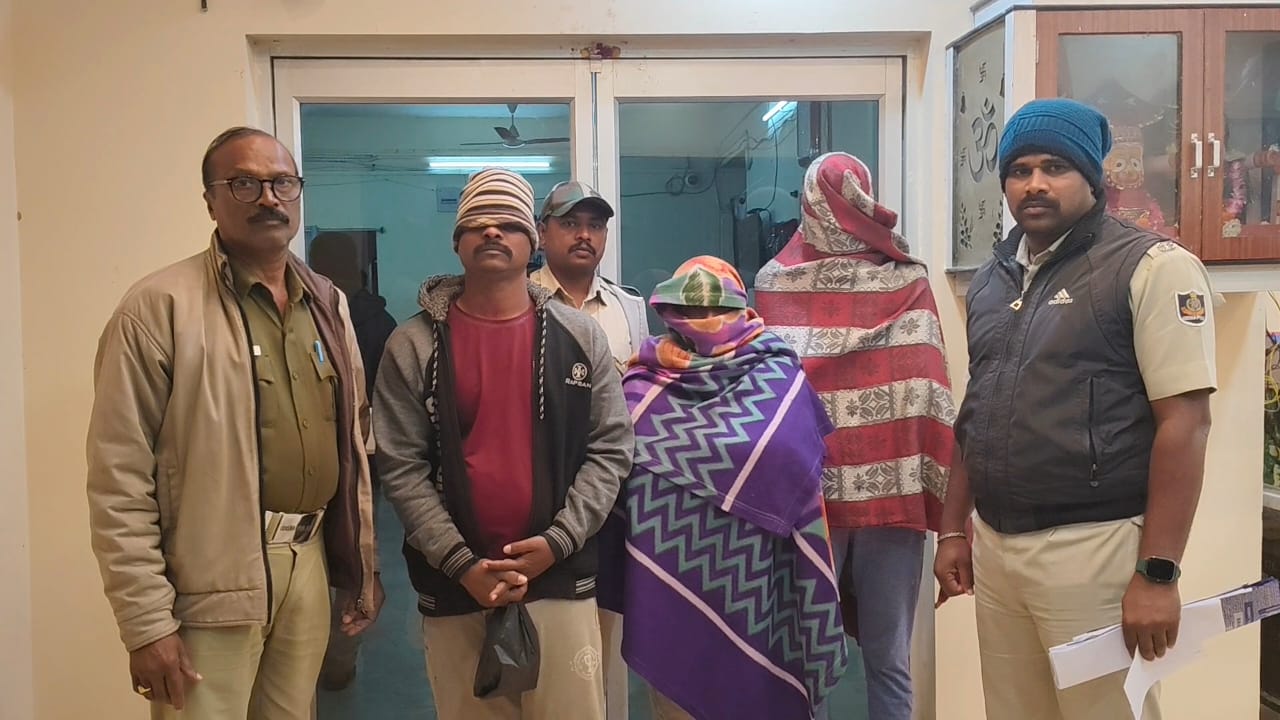 You are currently viewing ବଡ଼ ଧରଣ ର ଚଢ଼ାଉ ସତ୍ୱେ ଥମୁନି ବେଆଇନ ମଦ ବେପାର, ଟ୍ରାକ୍ଟର ସହ 60 ବସ୍ତା ଗୁଡ଼ ଓ 13 ବସ୍ଥା ମହୁଲି ଜବତ, ଅଟୋ ସହ 400 ଲିଟର ବେଆଇନ ଦେଶୀ ମଦ ଜବତ ସହ ତିନି ଗିରଫ ,