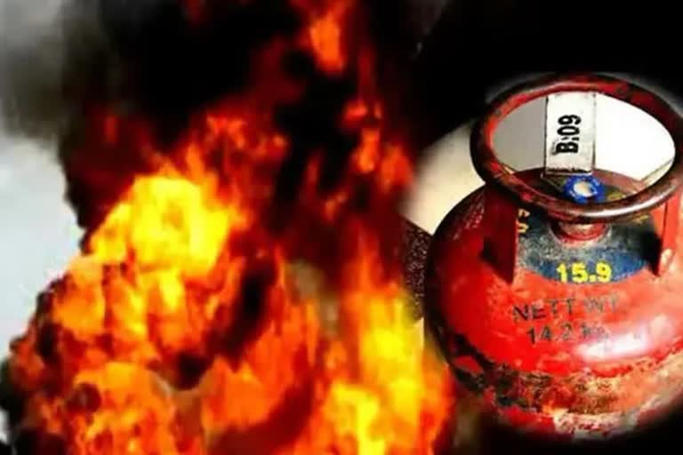 You are currently viewing ବାଲିଗୁଡା : ଗ୍ୟାସ ହାଣ୍ଡି ଫାଟି ଚିକେନ ଦୋକାନୀ ଗୁରୁତର