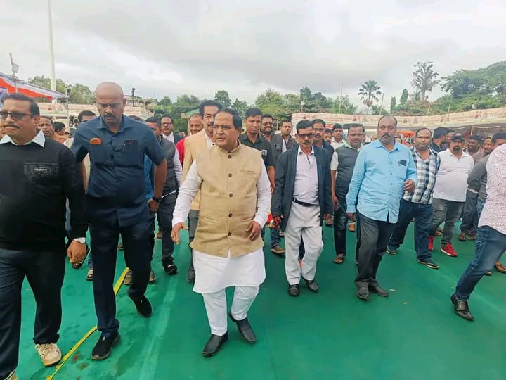 You are currently viewing ରାଜ୍ୟରେ ତେଲ ଟାଙ୍କିରେ ଟସ୍କରି ଓ ଗ୍ୟାସ ଏଜେନ୍ସି ମାନେ ଓଜନରେ ଠକୁଛନ୍ତି, ଯୋଗାଣ ମନ୍ତ୍ରୀ ।