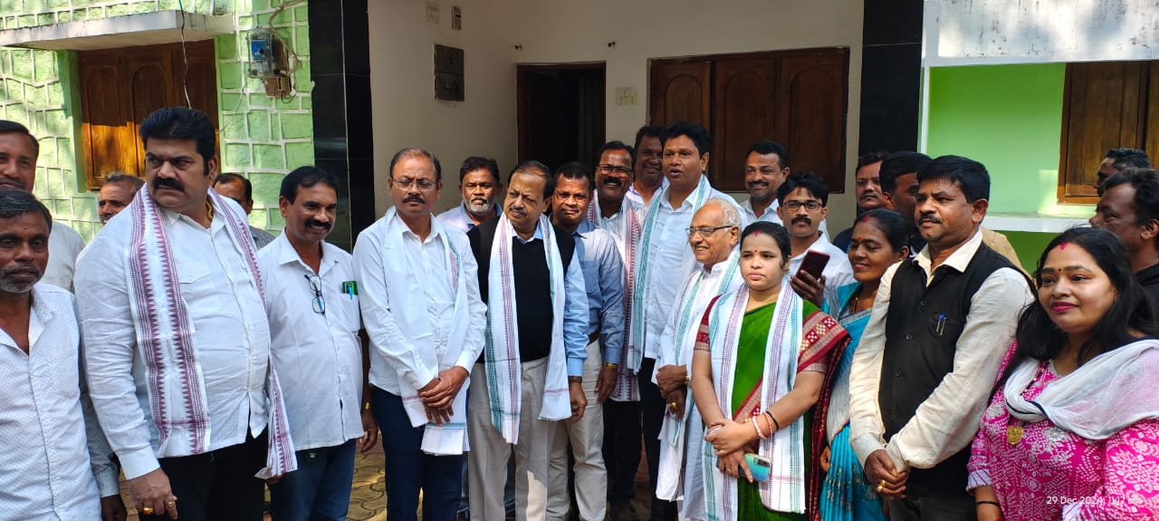 You are currently viewing ନବୀନ ଙ୍କ ଖଲ୍ଲିକୋଟ ଗ୍ରସ୍ତ ପାଇଁ ବିଜେଡି ର ପ୍ରସ୍ତୁତି ବୈଠଜ |