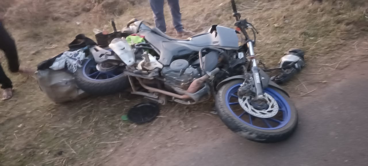 You are currently viewing ଅଟୋ ସହ ମଟର ସାଇକେଲ ମୁହାଁମୁହିଁ ଧକ୍କା : ମଟର ସାଇକେଲ ଚାଳକ ଗୁରୁତର