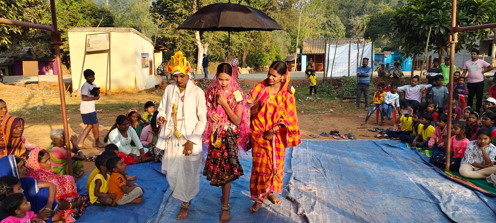 You are currently viewing ବାଲ୍ୟ ବିବାହ ରୋକିବା କୁ ଜ଼ିଲ୍ଲା ପ୍ରଶାସନ ର ଅଭିନଵ ପ୍ରୟାସ: ନିଆରା ଢଙ୍ଗରେ କଳାକାର ଙ୍କ ସାମାଜିକ ବାର୍ତ୍ତା ପ୍ରଦାନ