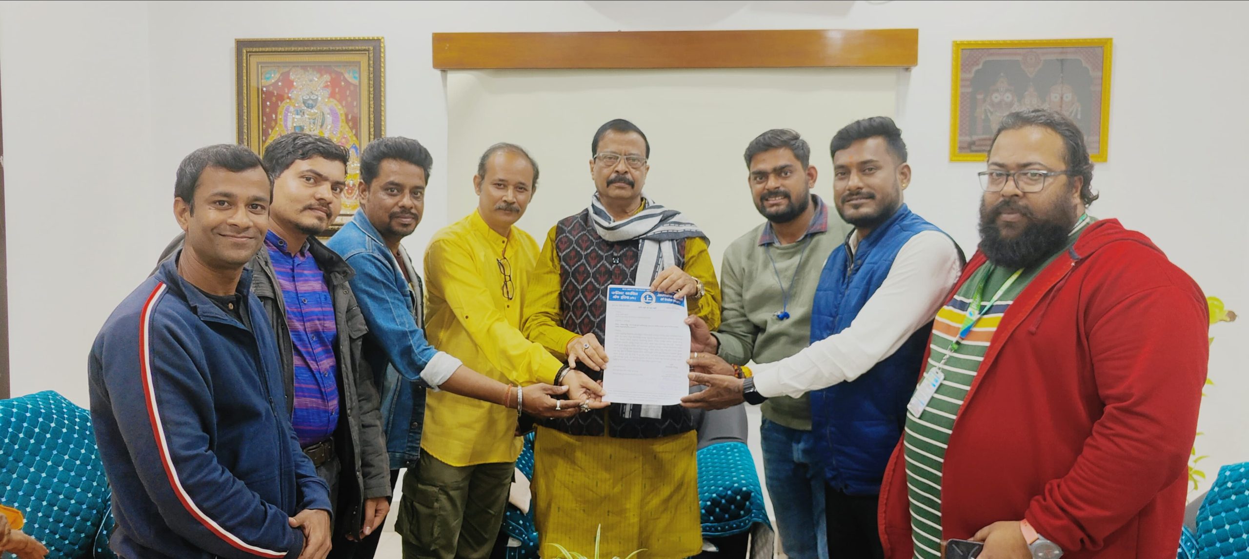 You are currently viewing ब्लॉक दफ्तर में “पत्रकारों का प्रवेश निषेध” पोस्टर लगाए जाने की घटना,जेसीआई की ओडिशा टिम ने राजस्व मंत्री को शिकायत पत्र सौंपा।