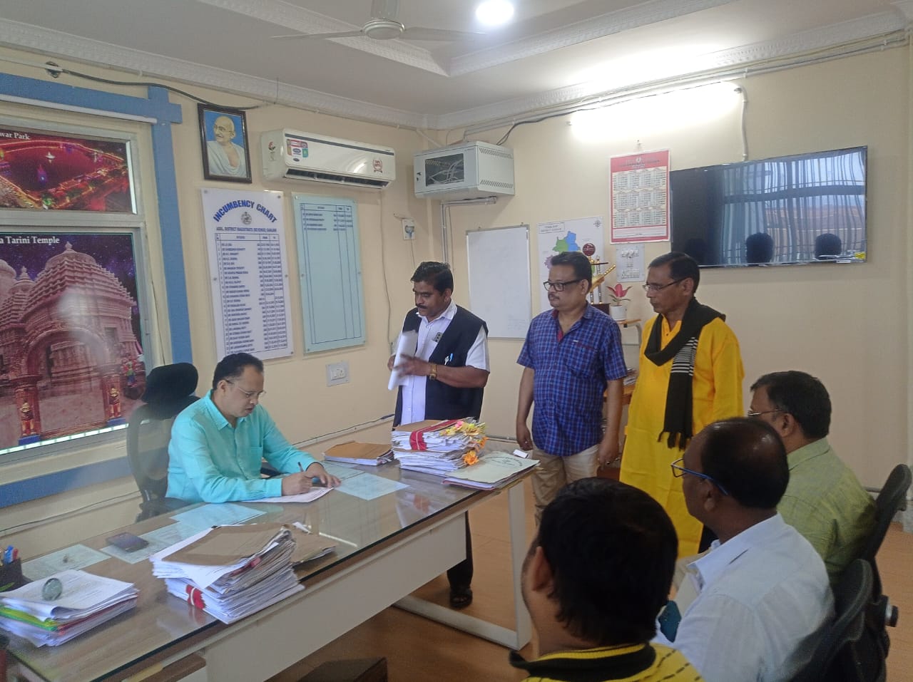 You are currently viewing ଧାନମଣ୍ଡି ପରିଚାଳନା ତୃଟି ସମେତ ସାତ ଦଫା ଦାବିରେ ଅଲ୍ ଇଣ୍ଡିଆ ଫରୱାର୍ଡ ବ୍ଲକ ପକ୍ଷରୁ ମୁଖ୍ୟମନ୍ତ୍ରୀଙ୍କ ଉଦ୍ଦେଶ୍ଯରେ ଦାବିପତ୍ର ପ୍ରଦାନ ।