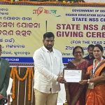 Read more about the article ରାଜ୍ୟ ପୁରସ୍କାର ପାଇଲେ ଶୈଳବାଳା କାର୍ଯ୍ୟକ୍ରମ ଅଧିକାରୀ ଓ ସ୍ୱେଚ୍ଛାସେବୀ ।